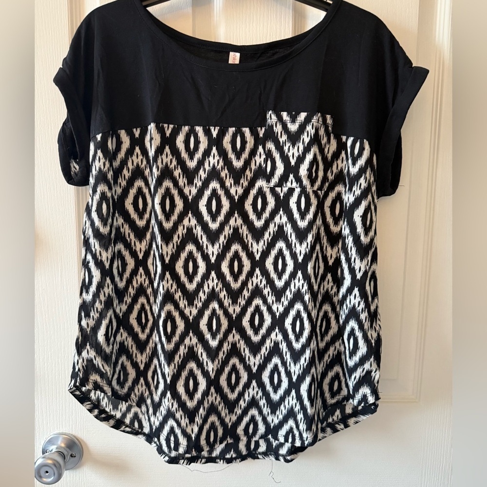 Xhilaration Black & White Ikat Short Sleeve Top Women's Size Large - Picture 3 of 11